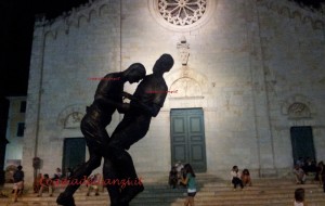 La famosa testata di Zinedine Zidane a Marco Materazzi rappresentata nella scultura “Coup de Tête”