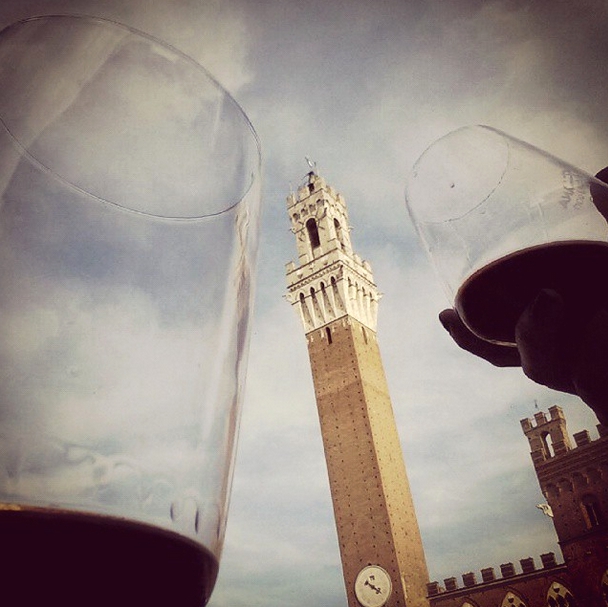 Un brindisi in Piazza del Campo a Siena  Foto su Instagram: @adelemessina per #bevicosavedi